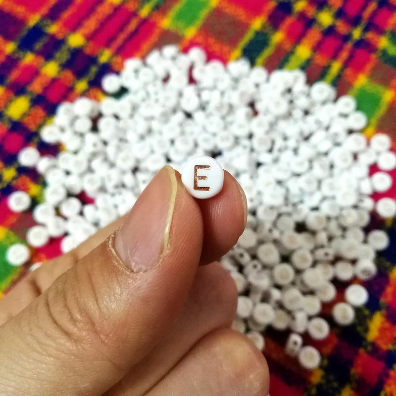 Looconi Amaney 1000pcs 7×4mm White Round Acrylic with Rose Gold Alphabet Letter Beads for Jewelry Making - Image 2